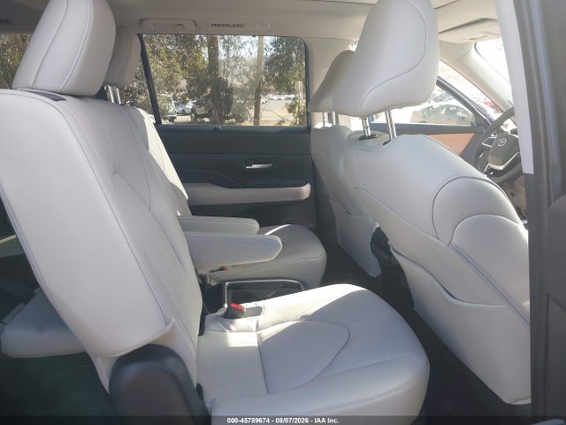 2025 TOYOTA GRAND HIGHLANDER LIMITED 8
