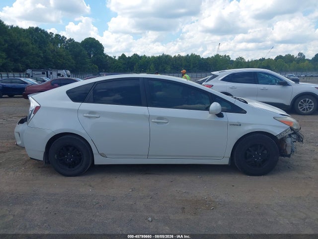 2014 Toyota PRIUS FOUR photo 13
