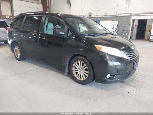 2014 TOYOTA SIENNA XLE V6 8 PASSENGER