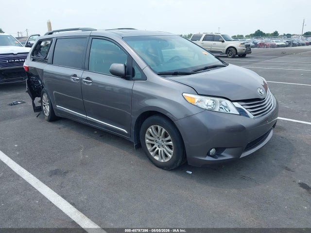 2017 TOYOTA SIENNA XLE PREMIUM 8 PASSENGER