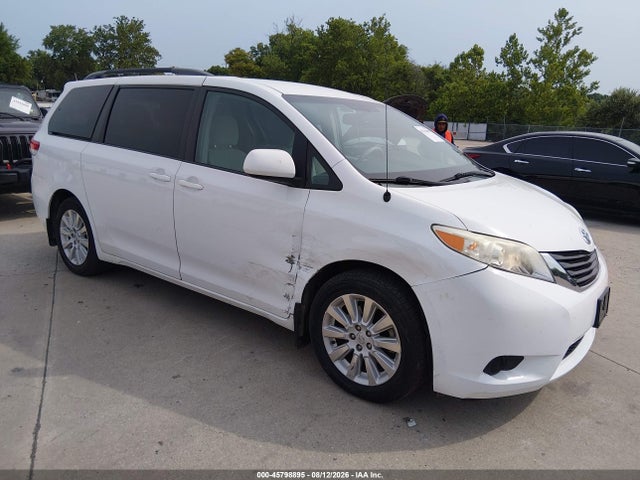 2014 TOYOTA SIENNA LE 7 PASSENGER