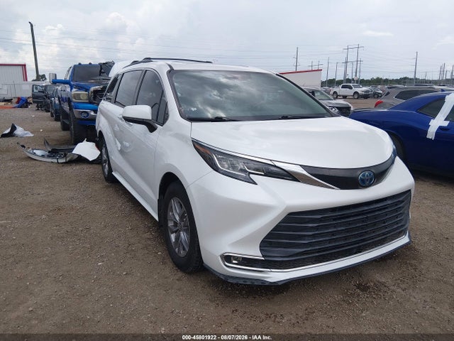 2022 TOYOTA SIENNA XLE