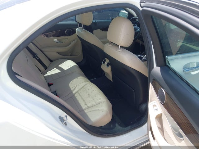 صورة 8 لـ 2015 Mercedes-BENZ C 300