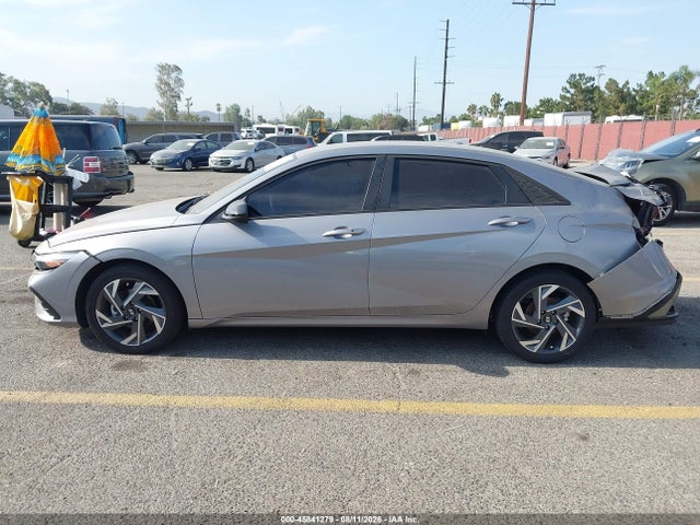 صورة 15 لـ 2025 Hyundai ELANTRA SEL SPORT
