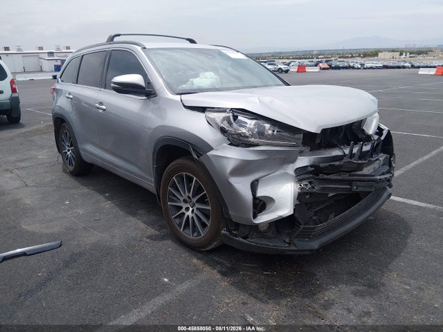 2017 TOYOTA HIGHLANDE SE