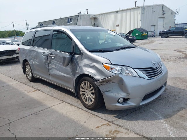 2015 TOYOTA SIENNA XLE 8 PASSENGER
