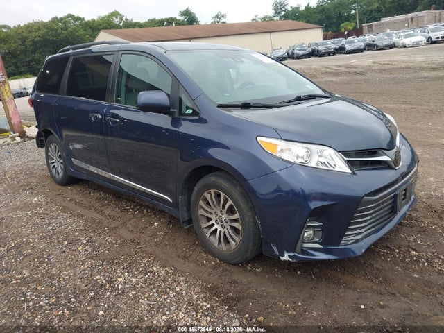 2020 TOYOTA SIENNA XLE