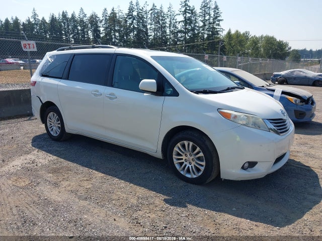 2017 TOYOTA SIENNA XLE 8 PASSENGER
