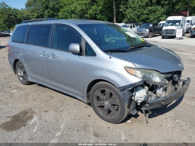2013 TOYOTA SIENNA SE 8 PASSENGER