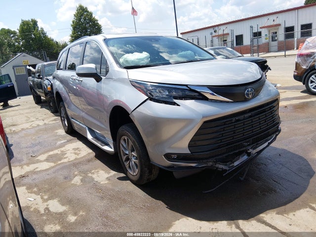 2025 TOYOTA SIENNA XLE