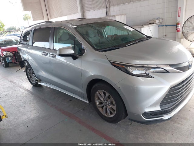 2021 TOYOTA SIENNA LE