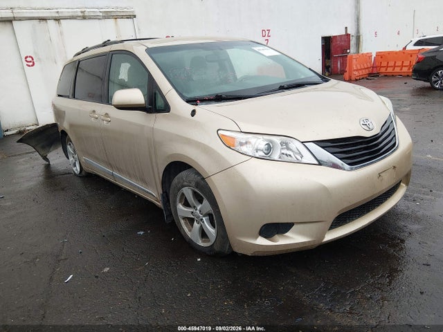 2014 TOYOTA SIENNA LE V6 8 PASSENGER