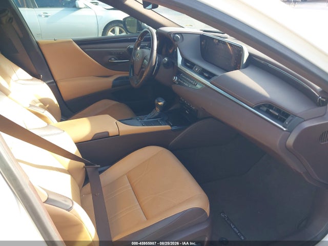 صورة 5 لـ 2021 Lexus ES 300H ULTRA LUXURY