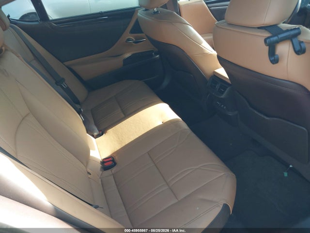 صورة 8 لـ 2021 Lexus ES 300H ULTRA LUXURY