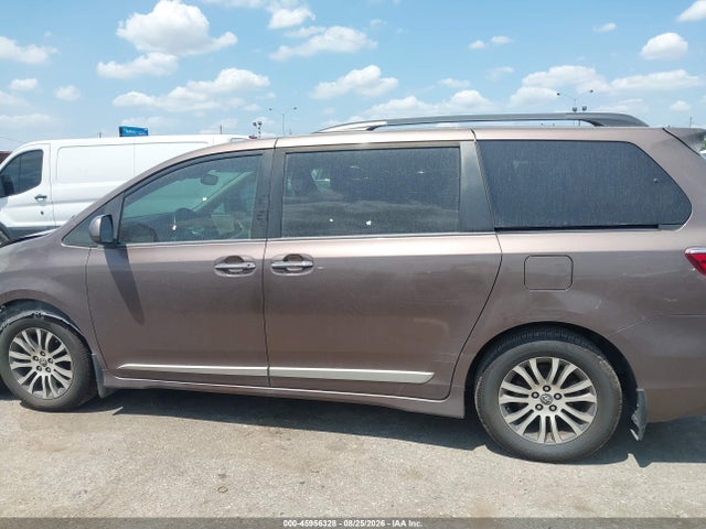 2019 TOYOTA SIENNA XLE 8 PASSENGER 14