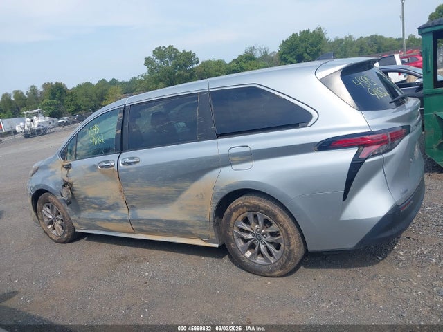 2021 TOYOTA SIENNA XLE 14