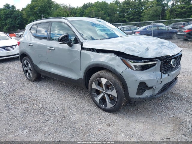2026 VOLVO XC40 PLUS, B5 AWD GAS (MILD HYBRID), DARK