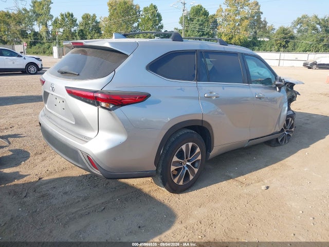 2023 TOYOTA HIGHLANDER XLE 4