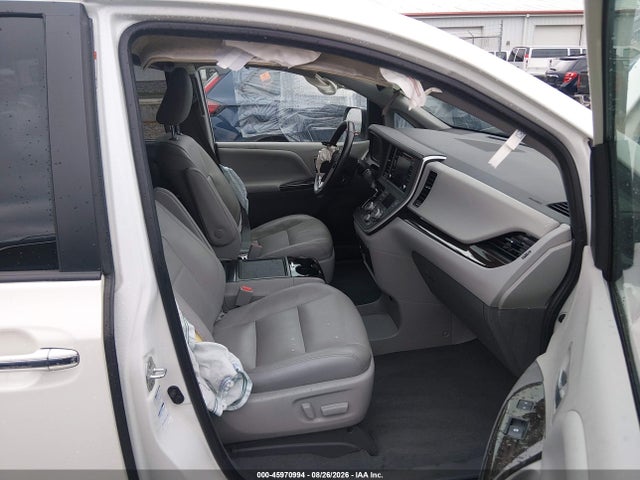 2020 TOYOTA SIENNA XLE 18