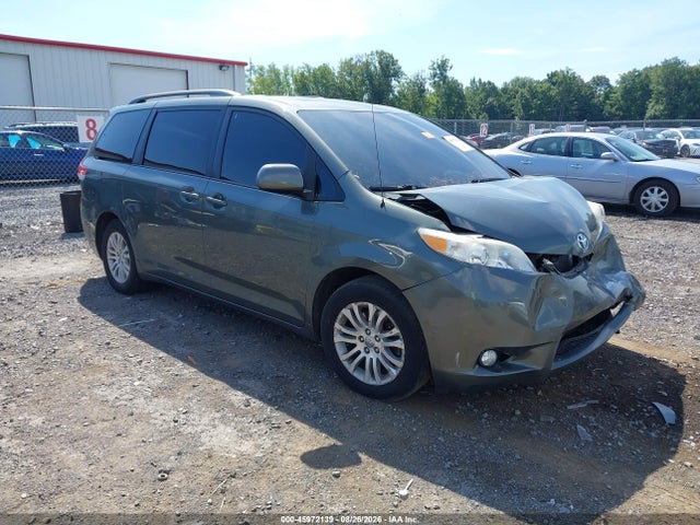 2013 TOYOTA SIENNA XLE V6 8 PASSENGER