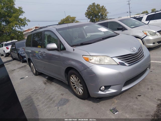 2014 TOYOTA SIENNA XLE V6 8 PASSENGER