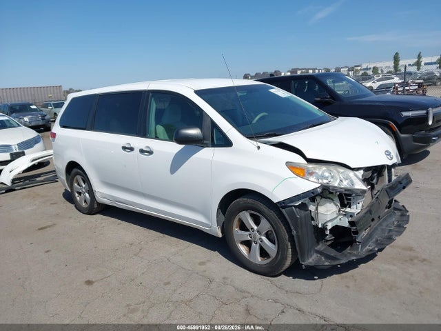 2011 TOYOTA SIENNA 