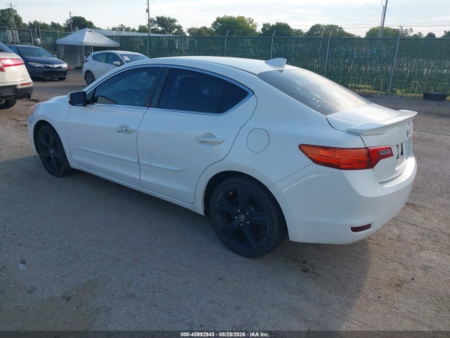2013 Acura ILX 2.0L 照片 3