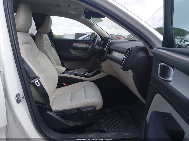 2020 VOLVO XC40 T5 MOMENTUM 5