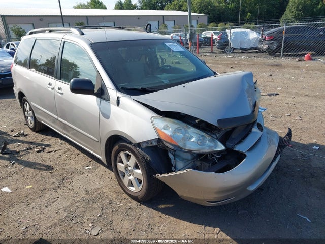 2009 TOYOTA SIENNA LE