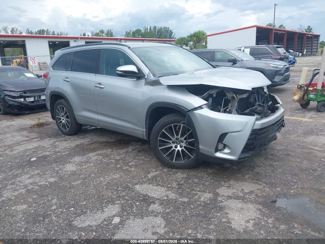 2017 TOYOTA HIGHLANDE SE