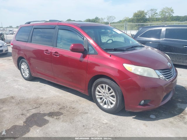2013 TOYOTA SIENNA XLE V6 8 PASSENGER