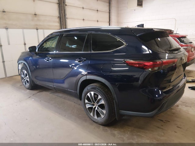 2021 TOYOTA HIGHLANDER XLE 3