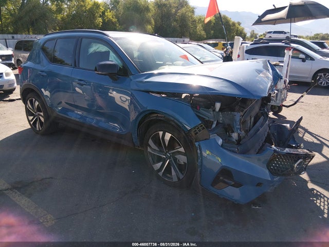 2024 VOLVO XC40 B5 ULTIMATE DARK THEME
