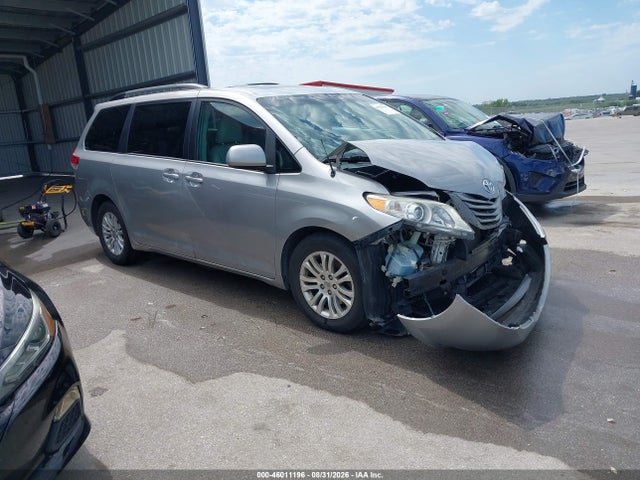 2013 TOYOTA SIENNA XLE V6 8 PASSENGER