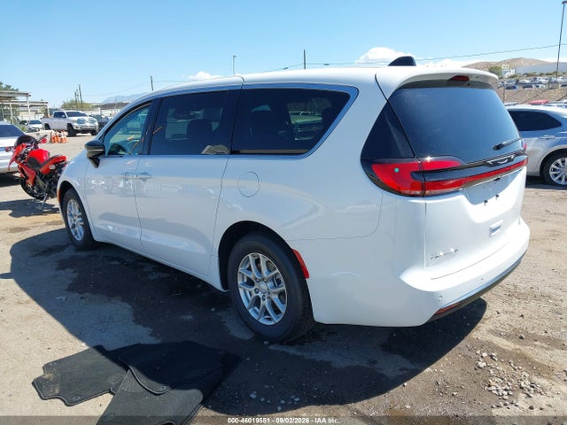 2027 CHRYSLER PACIFICA 3