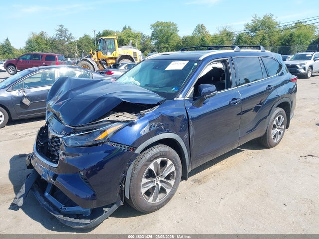 2022 TOYOTA HIGHLANDER XLE 2