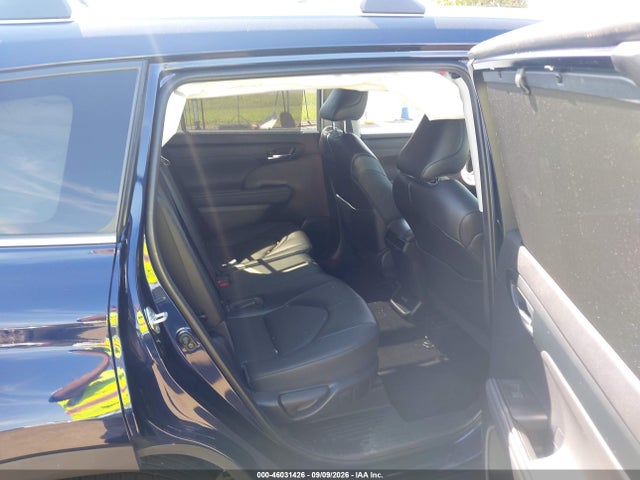 2022 TOYOTA HIGHLANDER XLE 8