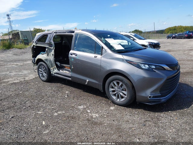 2024 TOYOTA SIENNA XLE