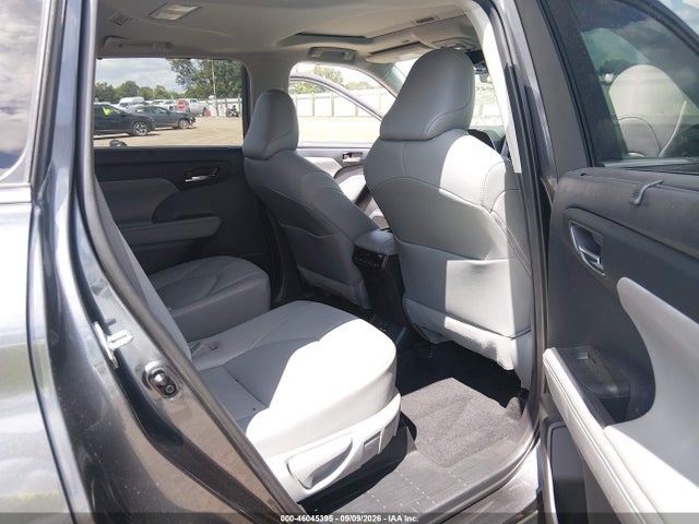 2021 TOYOTA HIGHLANDER XLE 8
