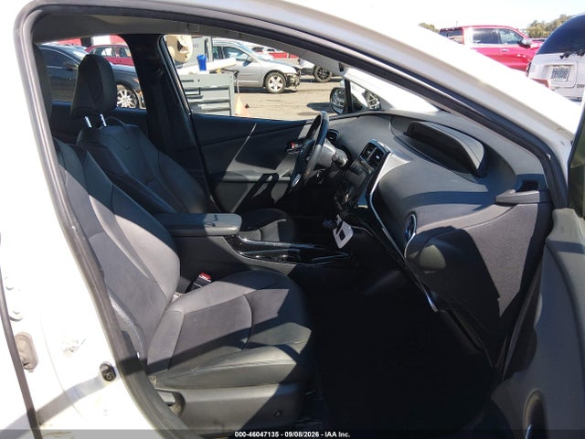 2017 TOYOTA PRIUS THREE TOURING 5