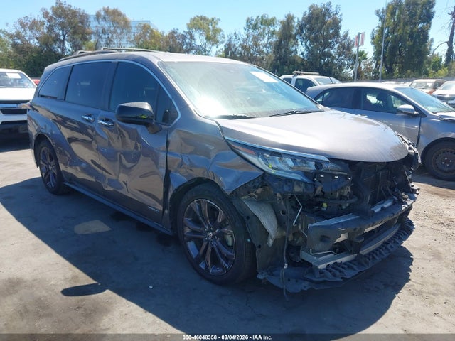 2021 TOYOTA SIENNA XSE