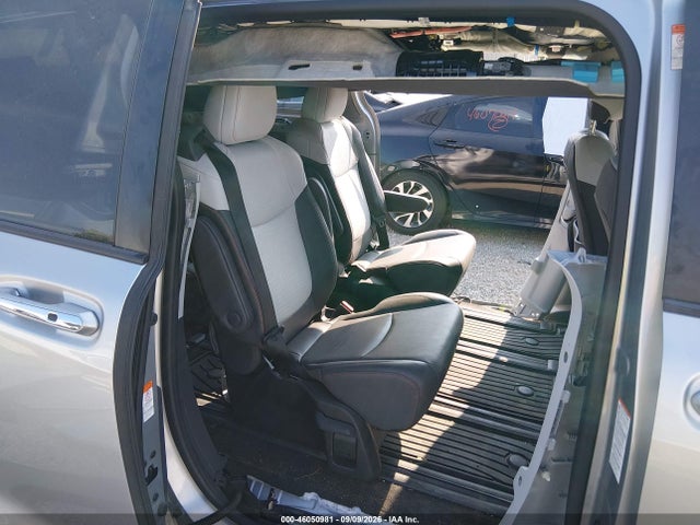 2022 TOYOTA SIENNA XSE 8