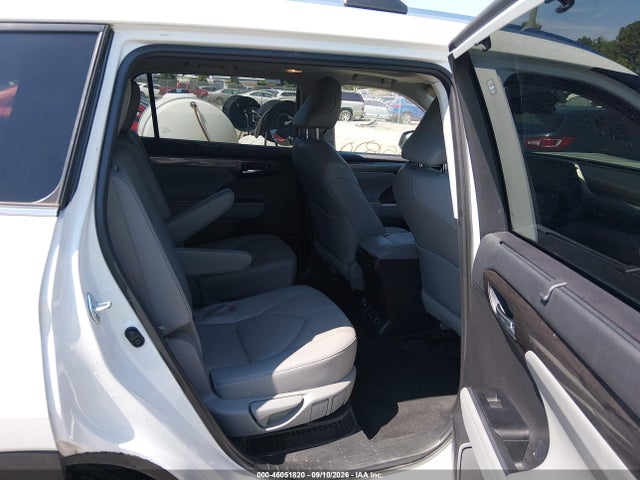 2023 TOYOTA HIGHLANDER HYBRID PLATINUM 8