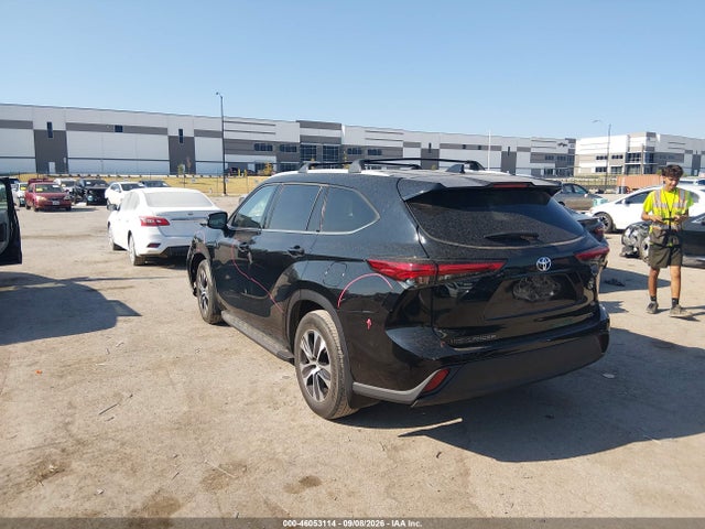 2022 TOYOTA HIGHLANDER XLE 3