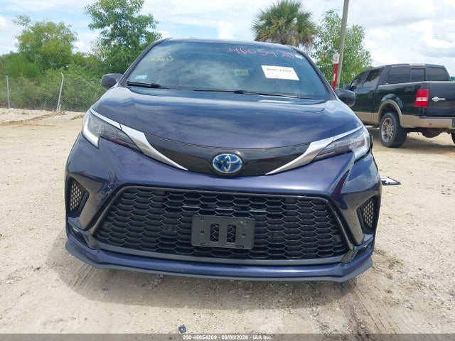 2022 TOYOTA SIENNA XSE 13
