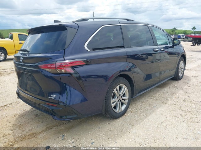 2022 TOYOTA SIENNA XSE 4
