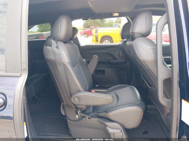 2022 TOYOTA SIENNA XSE 8