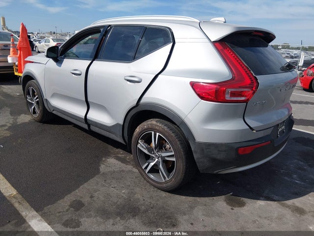 2023 VOLVO XC40 B5 CORE 3