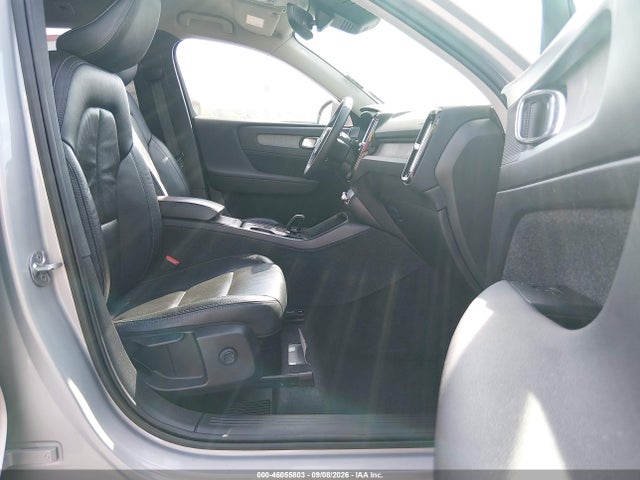 2023 VOLVO XC40 B5 CORE 5