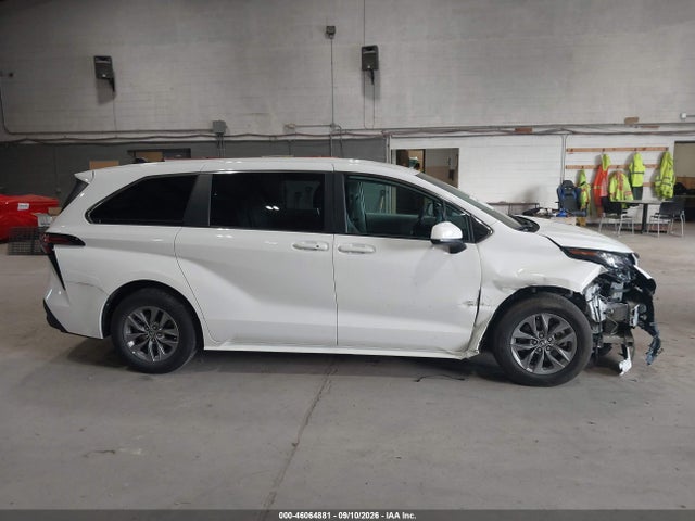 2022 TOYOTA SIENNA LE 13